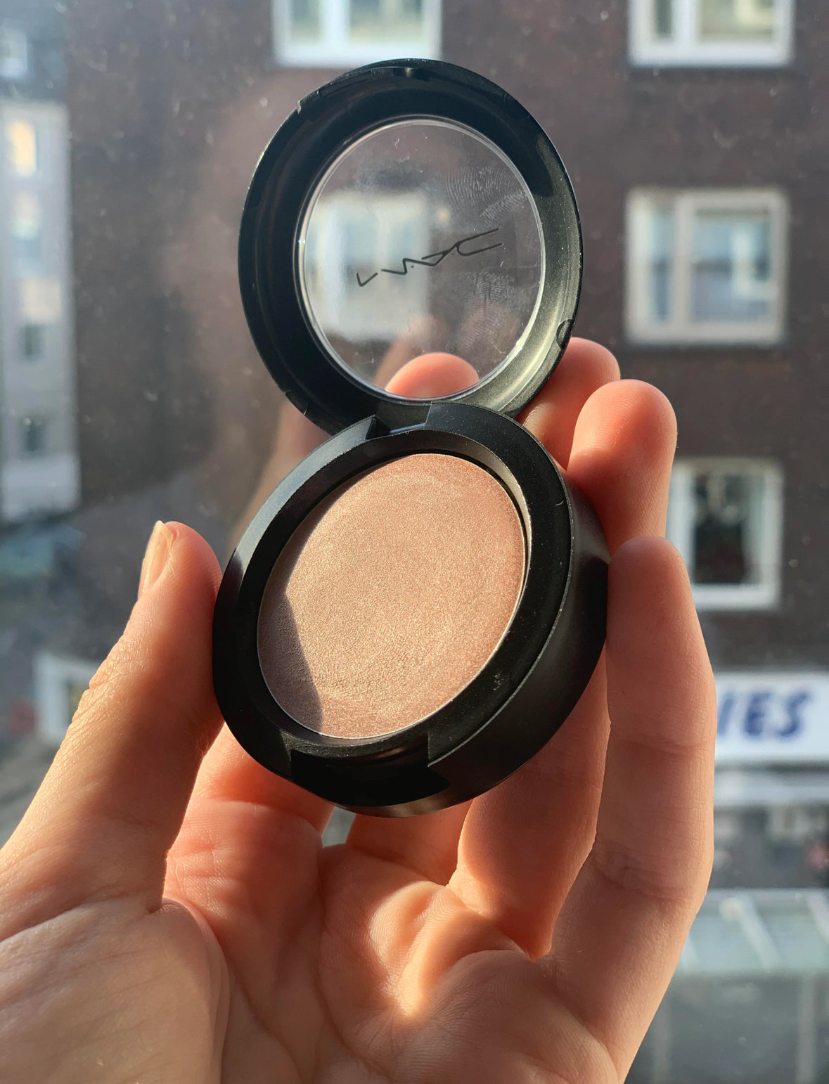 ILUMINADOR EN CREMA HUSH - MAC
