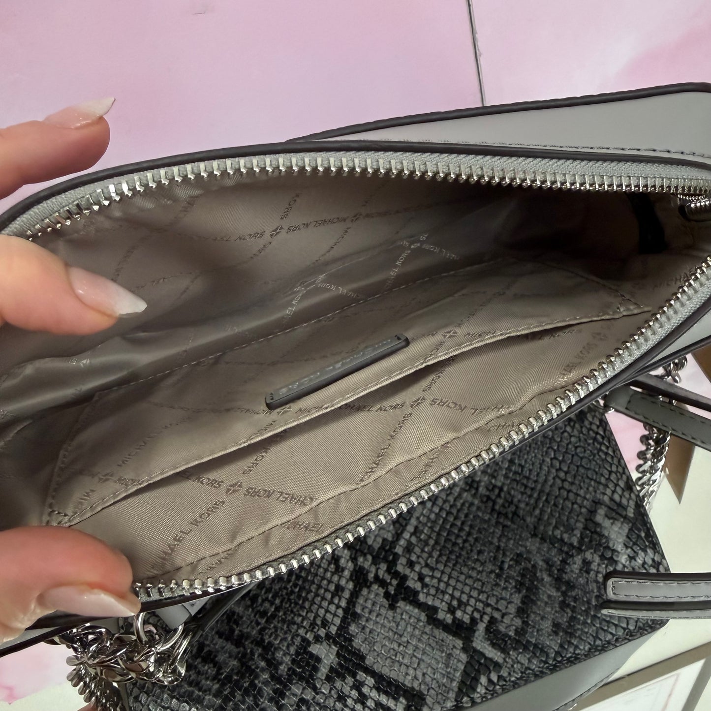BANDOLERA SERPIENTE GRIS - MICHAEL KORS