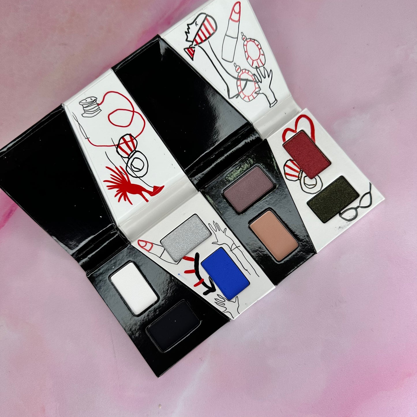 PALETA DE SOMBRAS CRUELLA X MAC EDICIÓN LIMITADA